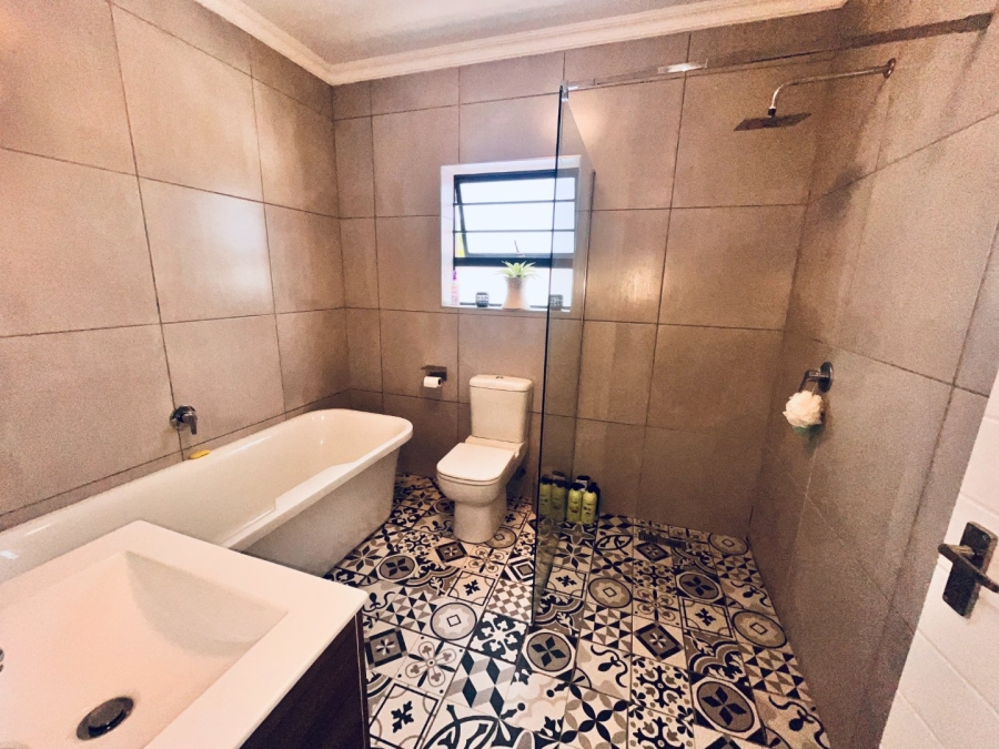 4 Bedroom Property for Sale in Wavecrest Eastern Cape